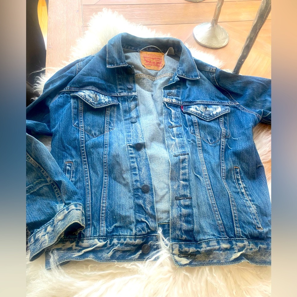 Gorgeous Levi's Classic men’s Blue Denim trucker Jean Jacket in Size Medium!!